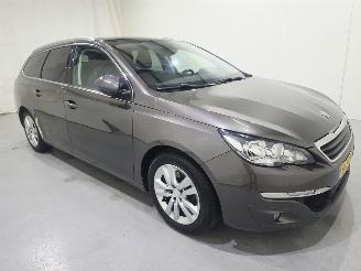 Vaurioauto  passenger cars Peugeot 308 SW 1.2 E-THP Blue Lease Executive 81Kw Glazen-dak 2014/10