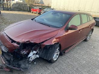 damaged passenger cars Volvo V-60 2.0 D 2015/4