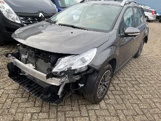 damaged passenger cars Peugeot 2008 1.2 PureTech BlueLine   ( 13298 Km !!! ) 2017/1