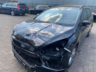 damaged passenger cars Ford Focus Wagon 1.0 2017/12
