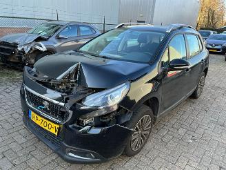 damaged passenger cars Peugeot 2008 1.2 PureTech Blue Lion 2018/2