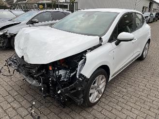 Damaged car Renault Clio Etech Hybride 1.6 Automaat Business Zen 2021/2