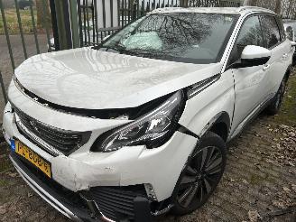 Vaurioauto  passenger cars Peugeot 5008 1.2 PureTech Allure 2017/7