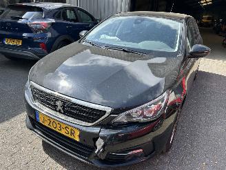 Vaurioauto  passenger cars Peugeot 308 SW  1.2 PureTech  Bluelease Active 2020/10