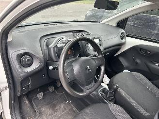 Peugeot 108 e-VTI picture 10