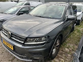 skadebil auto Volkswagen Tiguan 1.4 TSI  Automaat Highline  ( Leer-Panoramadak ) 2017/10