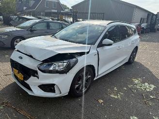 Damaged car Ford Focus Stationcar 1.0  Hybrid  ST Line 2022/1