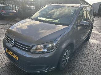Vaurioauto  passenger cars Volkswagen Touran 1.6 TDI  Automaat  ( 7 persoons ) 2012/4