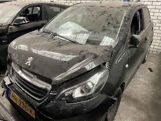 damaged passenger cars Peugeot 108 1.0 e-VTI   5 Drs 2015/10