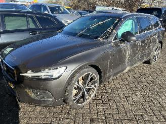 uszkodzony samochody osobowe Volvo V-60 2.0 T6 AWD  Recharge Plug-in Hybrid Ultra Bright  ( Leer-Panoramadak ) 2025/3