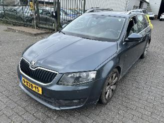 Voiture accidenté Skoda Octavia Combi  1.6 TDI  Automaat Elegance Business (Panoramadak ) 2014/10