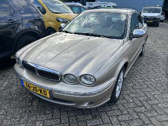 Vaurioauto  passenger cars Jaguar X-type 2.0 V6  Automaat 2002/8