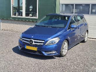Schadeauto Mercedes B-klasse 180 Ambition Aut. Cruise Clima Navi 2014/1