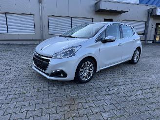 damaged passenger cars Peugeot 208 1.6 DIESEL ALURE NAVI KLIMA 5 TURIG 2017/11