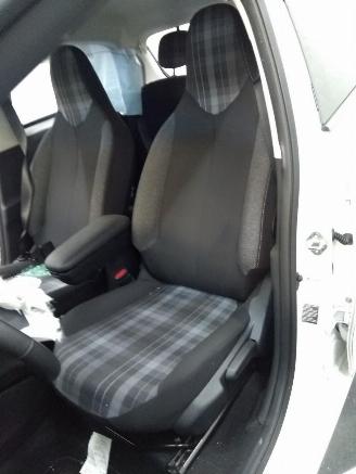 Peugeot 108  picture 2