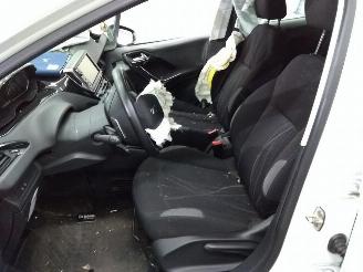 Peugeot 208  picture 7