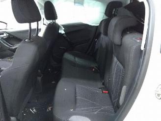 Peugeot 208  picture 9