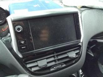 Peugeot 208  picture 3