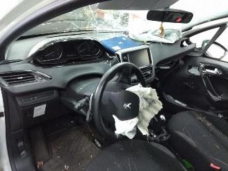 Peugeot 208  picture 6