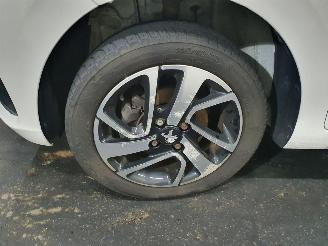Peugeot 108 1.0 e-VTi Envy picture 9