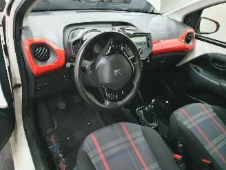 Peugeot 108 1.0 e-VTi Envy picture 29