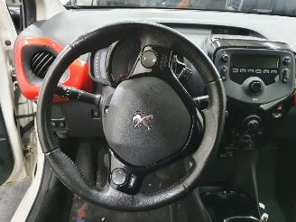 Peugeot 108 1.0 e-VTi Envy picture 13
