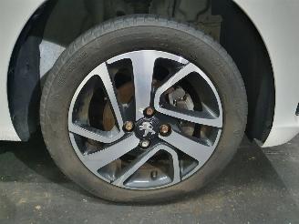 Peugeot 108 1.0 e-VTi Envy picture 28