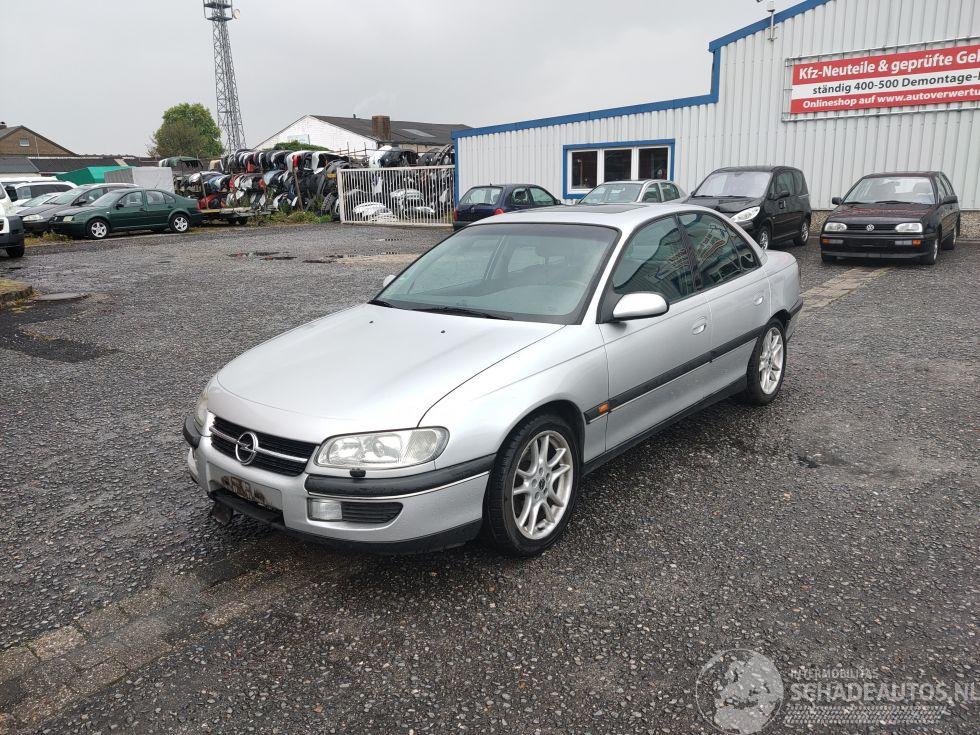 Opel Omega 2.5 Zilver 147 voor Onderdelen