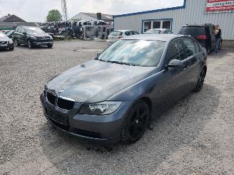 Damaged car BMW 3-serie E90 318i Grijs A22 Onderdelen N46B20B Motor 2006/6