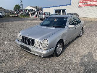 Damaged car Mercedes E-klasse W210 E200 Zilver 744 Onderdelen 111942 Motor 1996/10