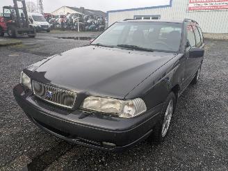 krockskadad bil auto Volvo V-70 2.4 1999/9