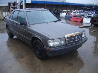 skadebil auto Mercedes 190-serie w201 1987