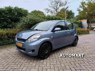 krockskadad bil auto Daihatsu Sirion 2          1.3-16V Exclusive automaat 2010/12
