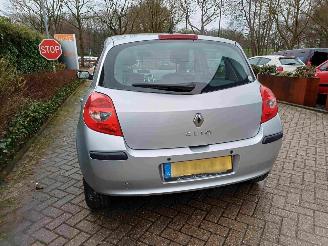 Renault Clio 1.2-16V Special Rip Curl picture 17