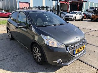 Peugeot 208 12i 5 drs E5 picture 3