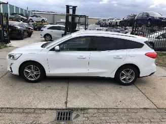 Schadeauto Ford Focus 1.0 ecoboost Combi NAVI 2019/3