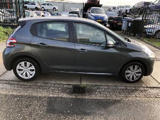 Voiture accidenté Peugeot 208 1.2i 60kW E5 airco navi 2012/11