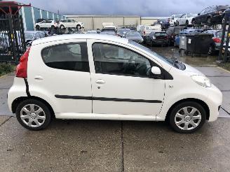 Vaurioauto  passenger cars Peugeot 107 5 drs Airco 2010/4