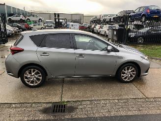 Vaurioauto  passenger cars Toyota Auris 1.8 Hybrid 5 drs 2017/6