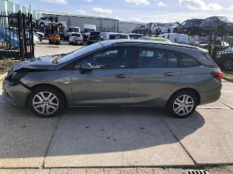 Voiture accidenté Opel Astra SPORTS TOURER 1.0i 77kW E6 2017/6
