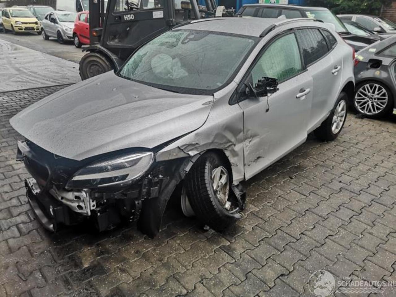 Volvo V-40 