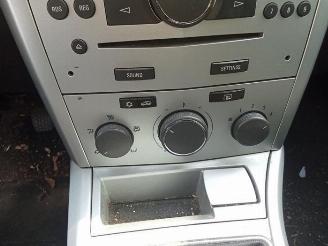 Opel Astra Astra H (L48), Hatchback 5-drs, 2004 / 2010 1.4 16V Twinport picture 4