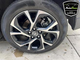 Toyota C-HR C-HR (X1,X5), SUV, 2016 2.0 16V Hybrid picture 12