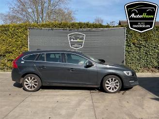 Damaged car Volvo V-60 V60 I (FW/GW), Combi, 2010 / 2018 2.0 D4 16V 2014/11