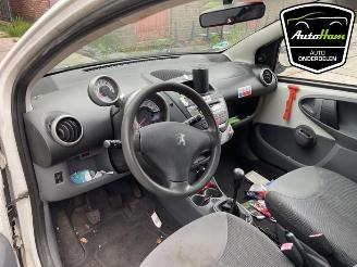 Peugeot 107 107, Hatchback, 2005 / 2014 1.0 12V picture 11