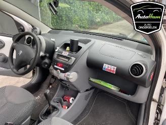 Peugeot 107 107, Hatchback, 2005 / 2014 1.0 12V picture 10