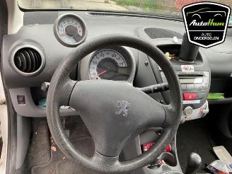 Peugeot 107 107, Hatchback, 2005 / 2014 1.0 12V picture 12