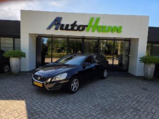 Damaged car Volvo V-60 1.6 T4 16V Combi/o  Benzine 1.596cc 132kW (179pk) FWD 2010-09/2015-12 (FW48) B4164T 2011/1