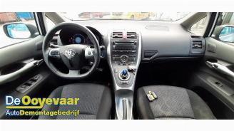 Toyota Auris Auris (E15), Hatchback, 2006 / 2012 1.8 16V HSD Full Hybrid picture 2