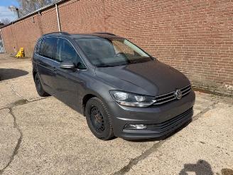 Schadeauto Volkswagen Touran 1.2 TSI 7 Persoons 2015/10